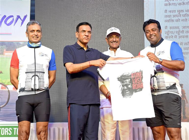 केंद्रीय श्रम और रोजगार तथा युवा मामले और खेल मंत्री डॉ. मनसुख मांडविया और  रक्षा राज्य मंत्री श्री संजय सेठ ने 2 अगस्त 2026 को नई दिल्ली के मेजर ध्यानचंद नेशनल स्टेडियम में आज़ादी के 79 साल पूरे होने के उपलक्ष्य में 'एनसीसी साइक्लोथॉन अभियान - 2026' को हरी झंडी दिखाने के अवसर पर आयोजित कार्यक्रम में शिरकत की।