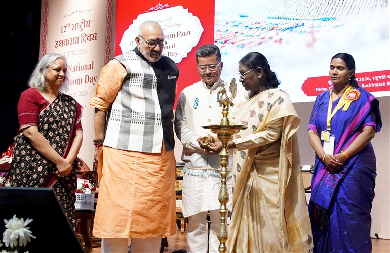 राष्ट्रपति श्रीमती द्रौपदी मुर्मु 7 अगस्त 2026 को नई दिल्ली स्थित राष्ट्रपति भवन सांस्कृतिक केंद्र में आयोजित 12वें राष्ट्रीय हथकरघा दिवस समारोह में दीप प्रज्ज्वलित करती हुईं।