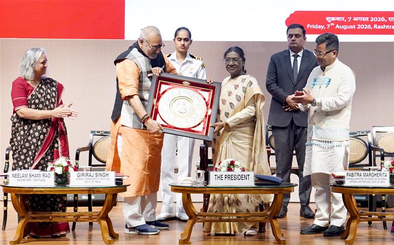 राष्ट्रपति श्रीमती द्रौपदी मुर्मु ने 7 अगस्त 2026 को नई दिल्ली स्थित राष्ट्रपति भवन सांस्कृतिक केंद्र में आयोजित 12वें राष्ट्रीय हथकरघा दिवस समारोह में शिरकत की।