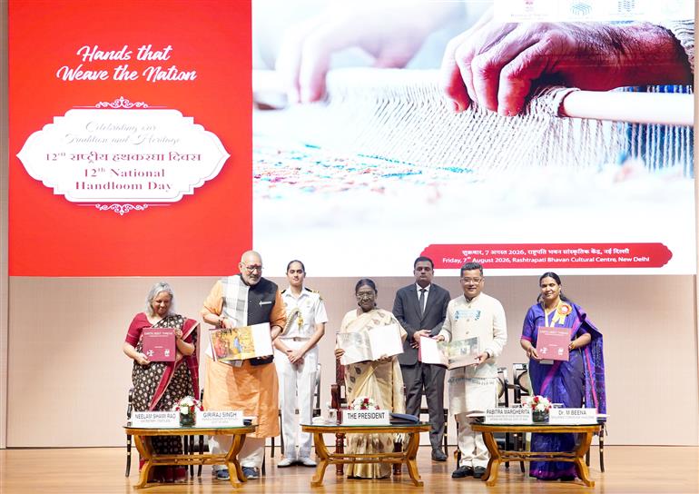 राष्ट्रपति श्रीमती द्रौपदी मुर्मु ने 7 अगस्त 2026 को नई दिल्ली स्थित राष्ट्रपति भवन सांस्कृतिक केंद्र में आयोजित 12वें राष्ट्रीय हथकरघा दिवस समारोह में शिरकत की।