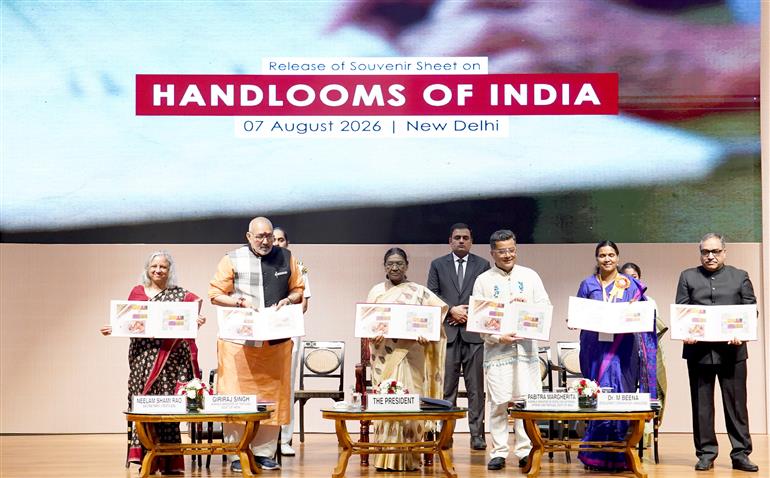 राष्ट्रपति श्रीमती द्रौपदी मुर्मु ने 7 अगस्त 2026 को नई दिल्ली स्थित राष्ट्रपति भवन सांस्कृतिक केंद्र में आयोजित 12वें राष्ट्रीय हथकरघा दिवस समारोह में शिरकत की।