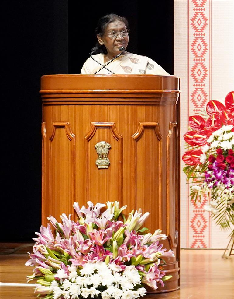 राष्ट्रपति श्रीमती द्रौपदी मुर्मु ने 7 अगस्त 2026 को नई दिल्ली स्थित राष्ट्रपति भवन सांस्कृतिक केंद्र में आयोजित 12वें राष्ट्रीय हथकरघा दिवस समारोह को संबोधित किया।
