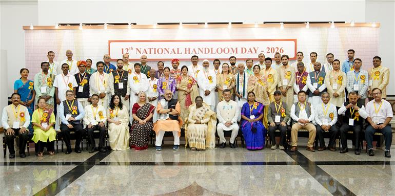 7 अगस्त 2026 को नई दिल्ली स्थित राष्ट्रपति भवन सांस्कृतिक केंद्र में आयोजित 12वें राष्ट्रीय हथकरघा दिवस समारोह के अवसर पर आयोजित प्रदर्शनी के दौरान एक समूह तस्वीर में राष्ट्रपति श्रीमती द्रौपदी मुर्मु।