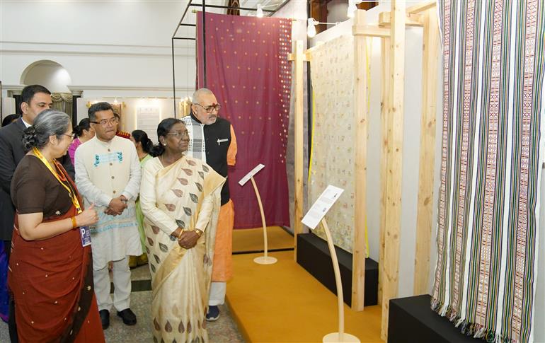राष्ट्रपति श्रीमती द्रौपदी मुर्मु ने 7 अगस्त 2026 को नई दिल्ली स्थित राष्ट्रपति भवन सांस्कृतिक केंद्र में आयोजित 12वें राष्ट्रीय हथकरघा दिवस समारोह के अवसर पर आयोजित प्रदर्शनी का अवलोकन किया।