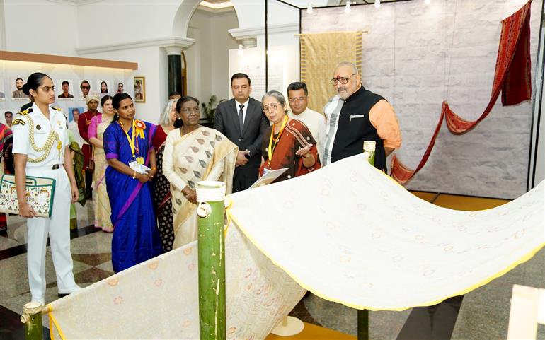 राष्ट्रपति श्रीमती द्रौपदी मुर्मु ने 7 अगस्त 2026 को नई दिल्ली स्थित राष्ट्रपति भवन सांस्कृतिक केंद्र में आयोजित 12वें राष्ट्रीय हथकरघा दिवस समारोह के अवसर पर आयोजित प्रदर्शनी का अवलोकन किया।