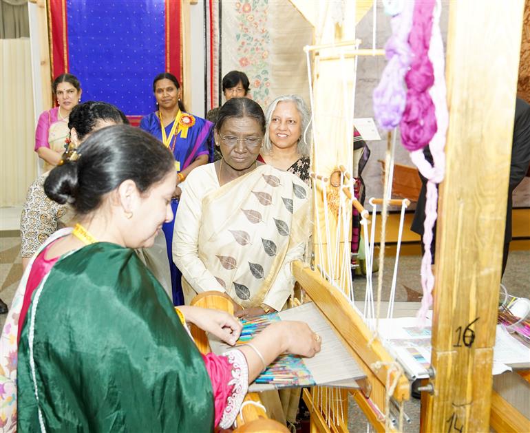 राष्ट्रपति श्रीमती द्रौपदी मुर्मु ने 7 अगस्त 2026 को नई दिल्ली स्थित राष्ट्रपति भवन सांस्कृतिक केंद्र में आयोजित 12वें राष्ट्रीय हथकरघा दिवस समारोह के अवसर पर आयोजित प्रदर्शनी का अवलोकन किया।