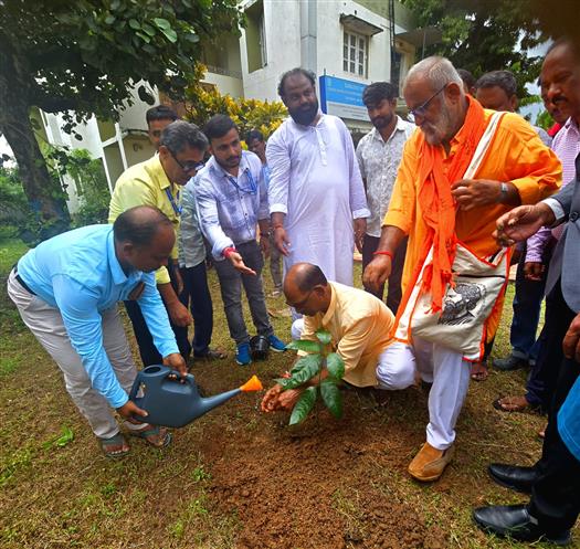 Hon'ble Minister for Agriculture, Government of West Bengal, Shri Dudh Kumar Mondal planted a sapling as part of the union government's Ek Ped Maa Ke Naam campaign at Vartalaap, a media workshop, organised in Birbhum today.