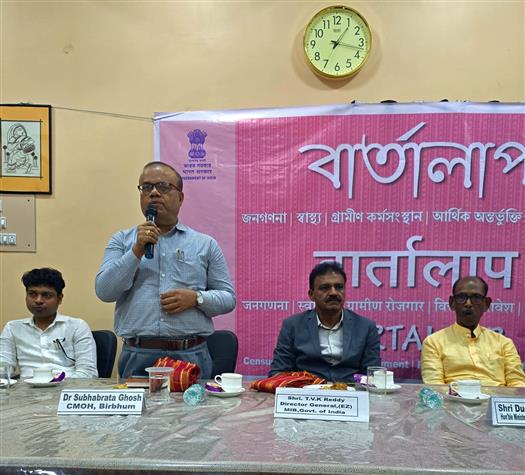 Dr Subhabrata Ghosh, CMOH, Birbhum district of West Bengal delivering on Ayushman Bharat Yojana at Vartalaap, the media workshop organised at Abdarpur, Birbhum district of West Bengal today.