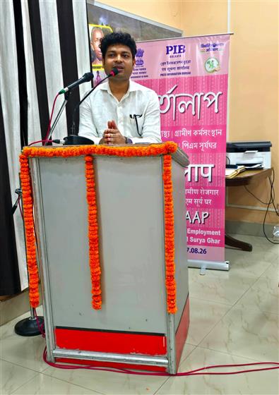 Shri Shubhajit Jana, DNO, VB G RAM G, speaking on the scheme at the media workshop Vartalaap organised today at Abdarpur, Birbhum district of West Bengal