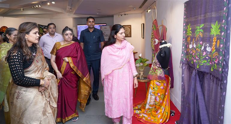 युवा मामले एवं खेल राज्य मंत्री श्रीमती रक्षा निखिल खडसे ने 7 अगस्त 2026 को नई दिल्ली में “साड़ी शस्त्र” प्रदर्शनी के उद्घाटन समारोह में शिरकत की।