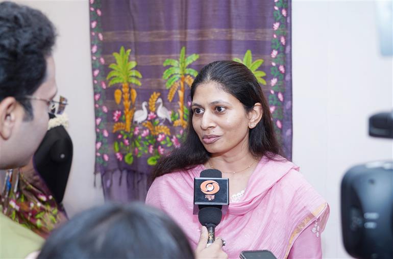 युवा मामले एवं खेल राज्य मंत्री श्रीमती रक्षा निखिल खडसे ने 7 अगस्त 2026 को नई दिल्ली में “साड़ी शस्त्र” प्रदर्शनी के उद्घाटन समारोह में शिरकत की।