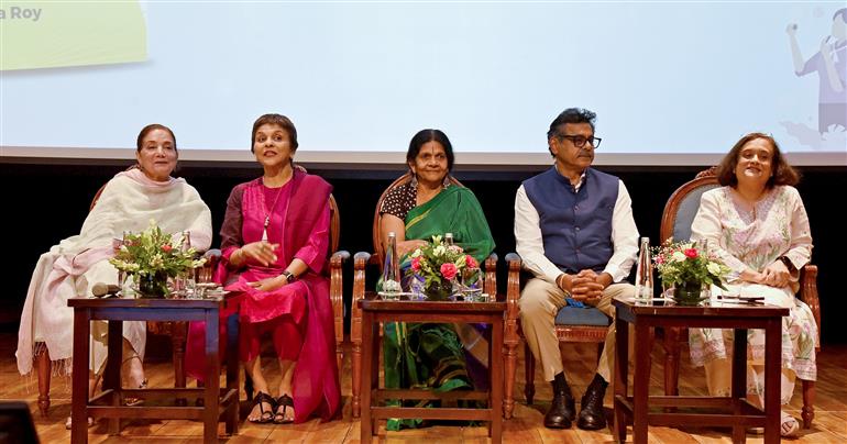 नई दिल्ली के संसद मार्ग स्थित रंग भवन में 10 अगस्त 2026 को नीति आयोग के वरिष्ठ अधिकारियों की उपस्थिति में आयोजित महिला उद्यमिता मंच (WEP) की पुस्तक ‘मोर दैन अ प्लेटफ़ॉर्म' के विमोचन कार्यक्रम की झलकियां।