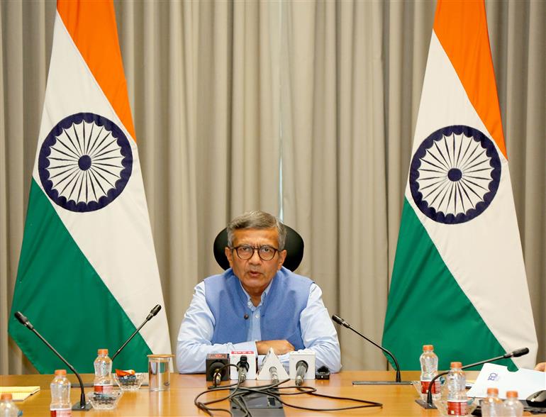 रक्षा सचिव श्री राजेश कुमार सिंह ने 10 अगस्त 2026 को नई दिल्ली में 80वें स्वतंत्रता दिवस समारोह के अवसर पर पहली बार लाल किले पर ‘वंदे मातरम्’ गाए जाने को लेकर आयोजित प्रेस कॉन्फ्रेंस को संबोधित किया।