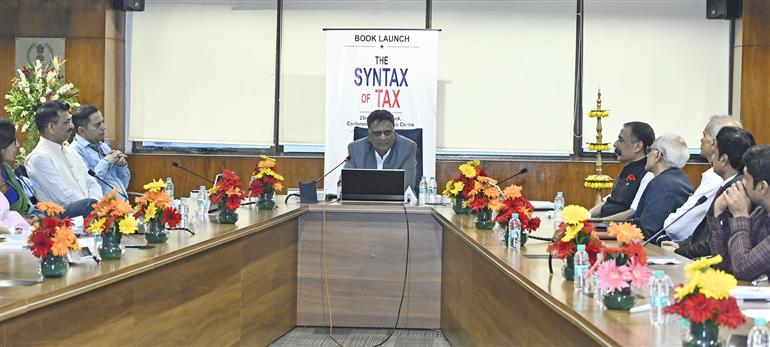 भारत के नियंत्रक एवं महालेखापरीक्षक (सीएजी) श्री के. संजय मूर्ति 10 अगस्त, 2026 को नई दिल्ली के सिविक सेंटर में “द सिंटैक्स ऑफ़ टैक्स” पुस्तक के विमोचन समारोह को संबोधित करते हुए।