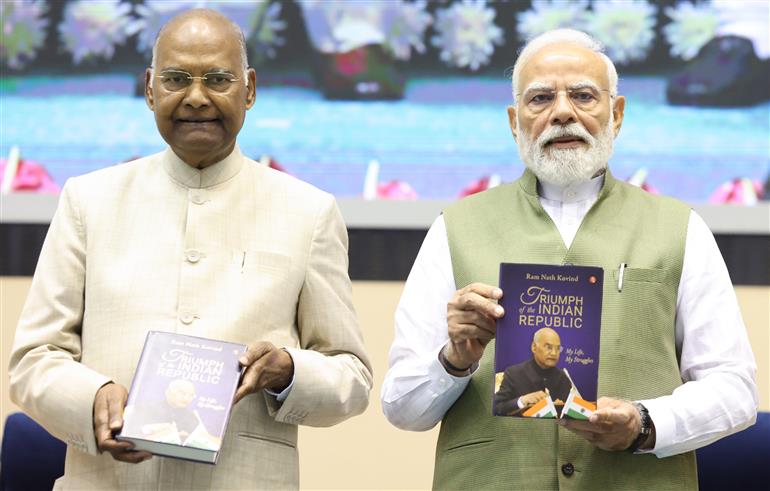  प्रधानमंत्री श्री नरेन्द्र मोदी ने 12 अगस्त, 2026 को नई दिल्ली के विज्ञान भवन में भारत के पूर्व राष्ट्रपति श्री रामनाथ कोविंद की आत्मकथा  "ट्रायम्फ ऑफ़ द इंडियन रिपब्लिक: माई लाइफ, माई स्ट्रगल्स" का विमोचन किया।
