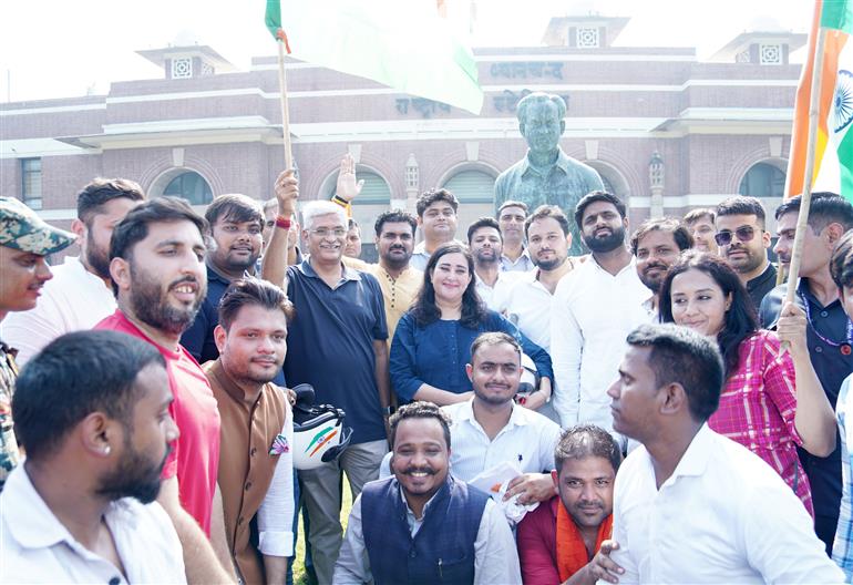 केंद्रीय संस्कृति एवं पर्यटन मंत्री श्री गजेंद्र सिंह शेखावत, केंद्रीय कोयला एवं खान मंत्री श्री जी. किशन रेड्डी और अन्य गणमान्य लोगों ने 12 अगस्त 2026 को नई दिल्ली में ‘हर घर तिरंगा’ समारोह के तहत आयोजित तिरंगा बाइक रैली में शिरकत की।