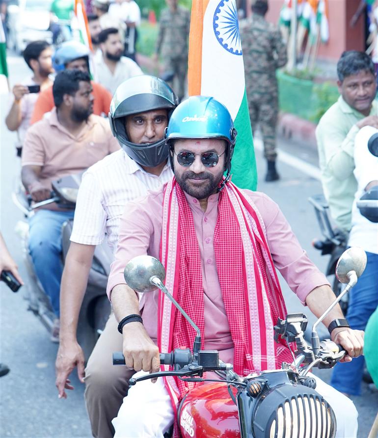केंद्रीय संस्कृति एवं पर्यटन मंत्री श्री गजेंद्र सिंह शेखावत, केंद्रीय कोयला एवं खान मंत्री श्री जी. किशन रेड्डी और अन्य गणमान्य लोगों ने 12 अगस्त 2026 को नई दिल्ली में ‘हर घर तिरंगा’ समारोह के तहत आयोजित तिरंगा बाइक रैली में शिरकत की।
