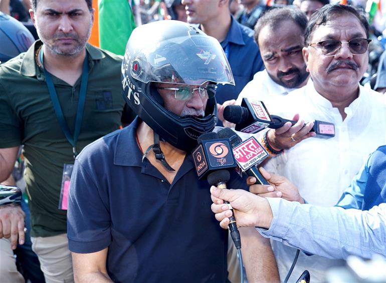 केंद्रीय संस्कृति एवं पर्यटन मंत्री श्री गजेंद्र सिंह शेखावत, केंद्रीय कोयला एवं खान मंत्री श्री जी. किशन रेड्डी और अन्य गणमान्य लोगों ने 12 अगस्त 2026 को नई दिल्ली में ‘हर घर तिरंगा’ समारोह के तहत आयोजित तिरंगा बाइक रैली में शिरकत की।