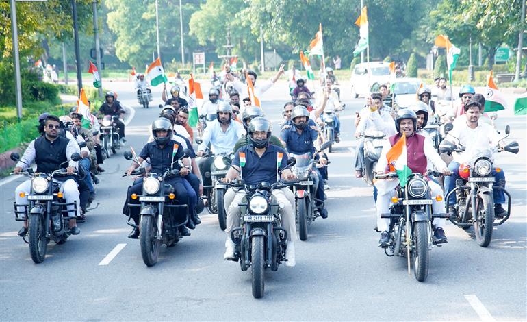 केंद्रीय संस्कृति एवं पर्यटन मंत्री श्री गजेंद्र सिंह शेखावत, केंद्रीय कोयला एवं खान मंत्री श्री जी. किशन रेड्डी और अन्य गणमान्य लोगों ने 12 अगस्त 2026 को नई दिल्ली में ‘हर घर तिरंगा’ समारोह के तहत आयोजित तिरंगा बाइक रैली में शिरकत की।