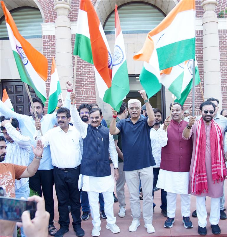 केंद्रीय संस्कृति एवं पर्यटन मंत्री श्री गजेंद्र सिंह शेखावत, केंद्रीय कोयला एवं खान मंत्री श्री जी. किशन रेड्डी और अन्य गणमान्य लोगों ने 12 अगस्त 2026 को नई दिल्ली में ‘हर घर तिरंगा’ समारोह के तहत आयोजित तिरंगा बाइक रैली में शिरकत की।