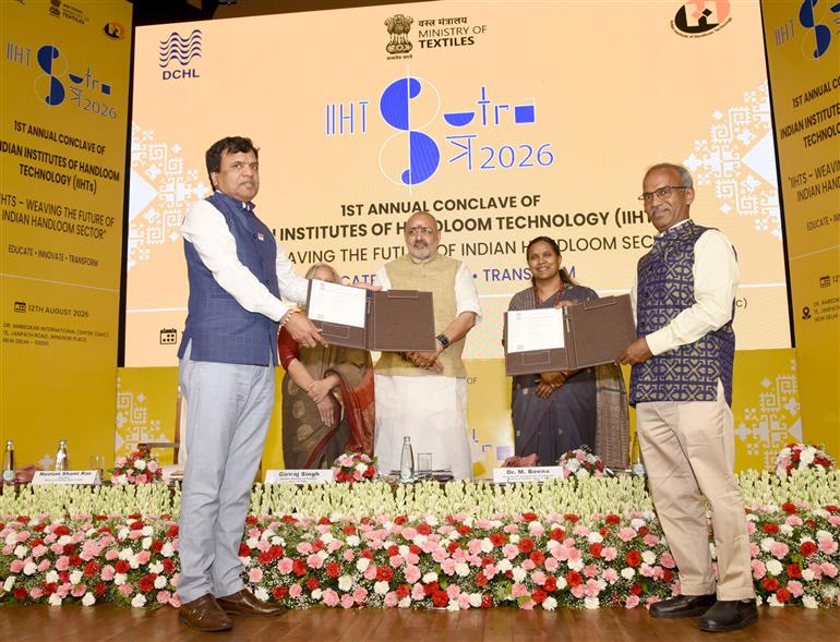 केंद्रीय वस्त्र मंत्री श्री गिरिराज सिंह ने 12 अगस्त 2026 को नई दिल्ली स्थित डॉ. अंबेडकर इंटरनेशनल सेंटर में भारतीय हथकरघा प्रौद्योगिकी संस्थान (आईआईएचटी) के पहले वार्षिक कॉन्क्लेव – ‘सूत्र 2026’ के उद्घाटन समारोह में शिरकत की।