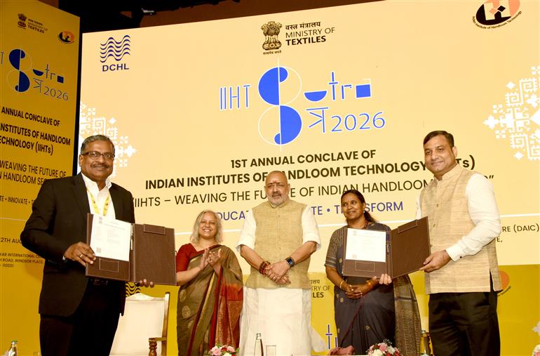 केंद्रीय वस्त्र मंत्री श्री गिरिराज सिंह ने 12 अगस्त 2026 को नई दिल्ली स्थित डॉ. अंबेडकर इंटरनेशनल सेंटर में भारतीय हथकरघा प्रौद्योगिकी संस्थान (आईआईएचटी) के पहले वार्षिक कॉन्क्लेव – ‘सूत्र 2026’ के उद्घाटन समारोह में शिरकत की।