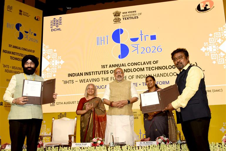 केंद्रीय वस्त्र मंत्री श्री गिरिराज सिंह ने 12 अगस्त 2026 को नई दिल्ली स्थित डॉ. अंबेडकर इंटरनेशनल सेंटर में भारतीय हथकरघा प्रौद्योगिकी संस्थान (आईआईएचटी) के पहले वार्षिक कॉन्क्लेव – ‘सूत्र 2026’ के उद्घाटन समारोह में शिरकत की।