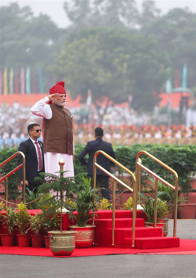 وزیراعظم جناب نریندر مودی، 15 اگست 2026 کو، دہلی کے لال قلعہ پر منعقدہ 80 ویں یوم آزادی کی تقریبات کے موقع پر گارڈ آف آنر کا معائنہ کرتے ہوئے۔:Prime Minister