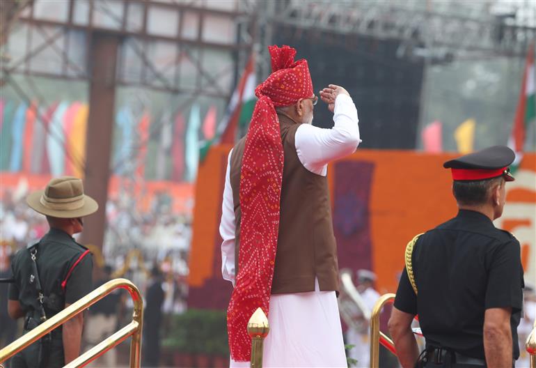 وزیراعظم جناب نریندر مودی، 15 اگست 2026 کو، دہلی کے لال قلعہ پر منعقدہ 80 ویں یوم آزادی کی تقریبات کے موقع پر گارڈ آف آنر کا معائنہ کرتے ہوئے۔:Prime Minister