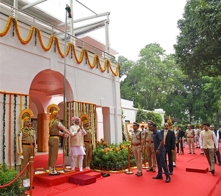लोकसभा अध्यक्ष श्री ओम बिरला 15 अगस्त 2026 को नई दिल्ली स्थित अपने आवास पर 80वें स्वतंत्रता दिवस समारोह के अवसर पर ध्वजारोहण करते हुए।