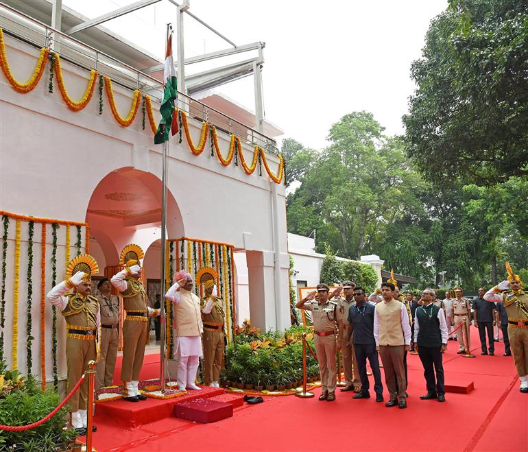 लोकसभा अध्यक्ष श्री ओम बिरला 15 अगस्त 2026 को नई दिल्ली स्थित अपने आवास पर 80वें स्वतंत्रता दिवस समारोह के अवसर पर ध्वजारोहण करते हुए।