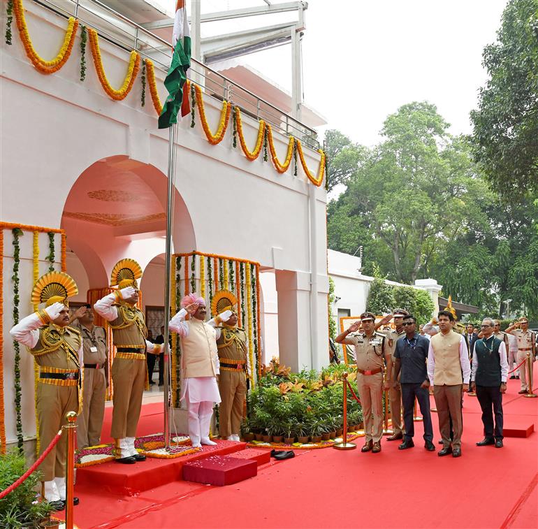 लोकसभा अध्यक्ष श्री ओम बिरला 15 अगस्त 2026 को नई दिल्ली स्थित अपने आवास पर 80वें स्वतंत्रता दिवस समारोह के अवसर पर ध्वजारोहण करते हुए।