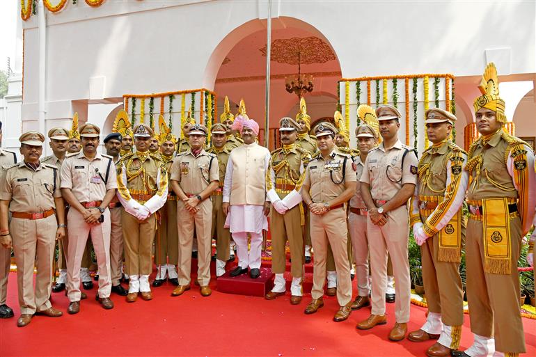 15 अगस्त 2026 को नई दिल्ली स्थित अपने आवास पर 80वें स्वतंत्रता दिवस समारोह के अवसर पर आयोजित ध्वजारोहण कार्यक्रम के दौरान समूह तस्वीर में लोकसभा अध्यक्ष श्री ओम बिरला।