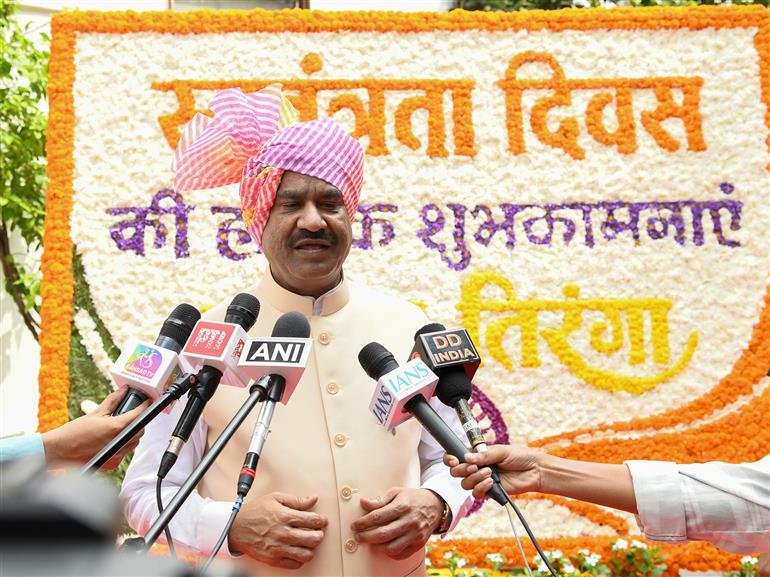 लोकसभा अध्यक्ष श्री ओम बिरला ने 15 अगस्त 2026 को नई दिल्ली स्थित अपने आवास पर 80वें स्वतंत्रता दिवस समारोह के अवसर पर आयोजित ध्वजारोहण कार्यक्रम के दौरान मीडिया से बातचीत की।