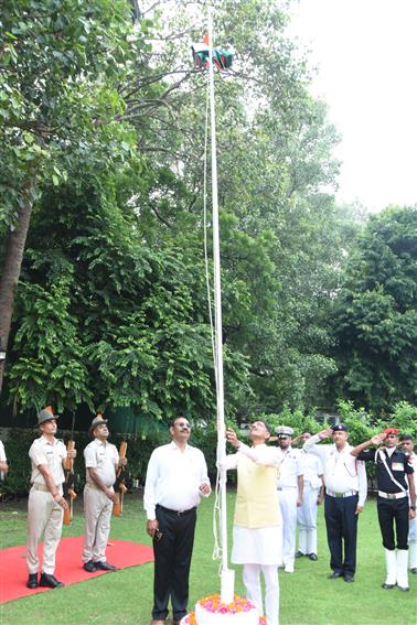 रक्षा राज्य मंत्री श्री संजय सेठ 15 अगस्त, 2026 को नई दिल्ली में अपने सरकारी आवास पर 80वें स्वतंत्रता दिवस के अवसर पर राष्ट्रीय ध्वज फहराते हुए।