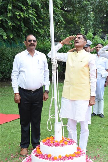 रक्षा राज्य मंत्री श्री संजय सेठ 15 अगस्त, 2026 को नई दिल्ली में अपने सरकारी आवास पर 80वें स्वतंत्रता दिवस के अवसर पर राष्ट्रीय ध्वज फहराते हुए।