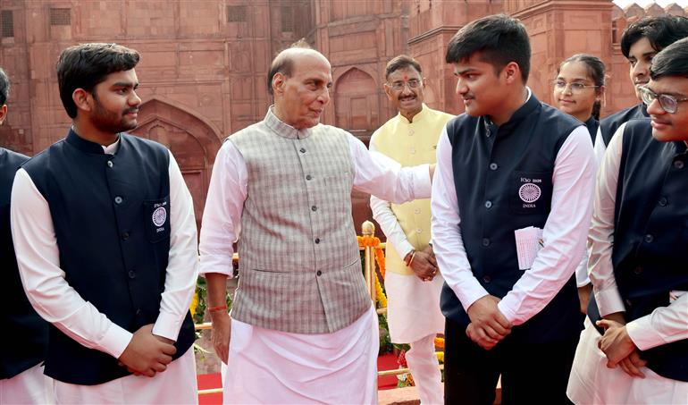 केंद्रीय रक्षा मंत्री श्री राजनाथ सिंह 15 अगस्त, 2026 को दिल्ली के लाल किले में इंटरनेशनल साइंस ओलंपियाड के पदक विजेताओं से बातचीत करते हुए। साथ में रक्षा राज्य मंत्री श्री संजय सेठ भी हैं।
