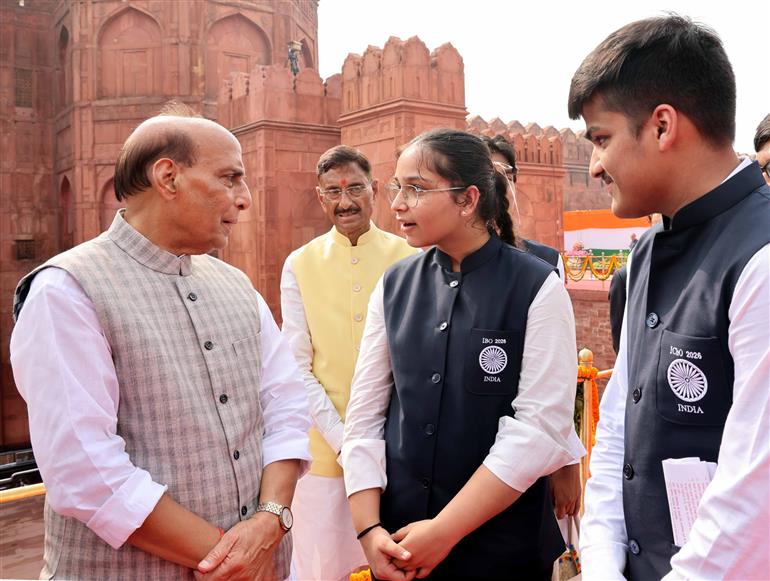 केंद्रीय रक्षा मंत्री श्री राजनाथ सिंह 15 अगस्त, 2026 को दिल्ली के लाल किले में इंटरनेशनल साइंस ओलंपियाड के पदक विजेताओं से बातचीत करते हुए। साथ में रक्षा राज्य मंत्री श्री संजय सेठ भी हैं।