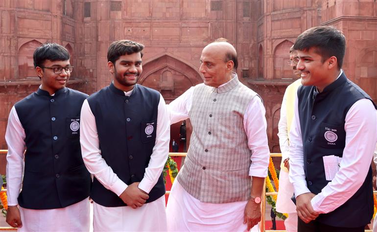 केंद्रीय रक्षा मंत्री श्री राजनाथ सिंह 15 अगस्त, 2026 को दिल्ली के लाल किले में इंटरनेशनल साइंस ओलंपियाड के पदक विजेताओं से बातचीत करते हुए। साथ में रक्षा राज्य मंत्री श्री संजय सेठ भी हैं।