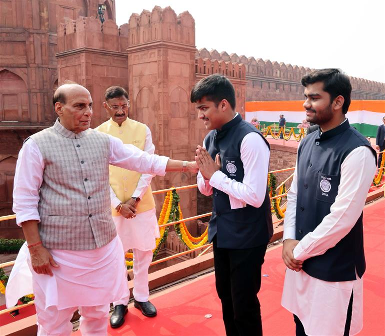केंद्रीय रक्षा मंत्री श्री राजनाथ सिंह 15 अगस्त, 2026 को दिल्ली के लाल किले में इंटरनेशनल साइंस ओलंपियाड के पदक विजेताओं से बातचीत करते हुए। साथ में रक्षा राज्य मंत्री श्री संजय सेठ भी हैं।