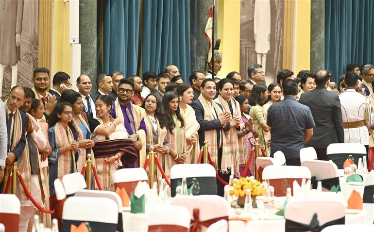 श्रीमती द्रौपदी मुर्मु ने 15 अगस्त, 2026 को नई दिल्ली स्थित राष्ट्रपति भवन में 80वें स्वतंत्रता दिवस समारोह के अवसर पर आयोजित ‘एट होम’ स्वागत समारोह की मेजबानी की।
