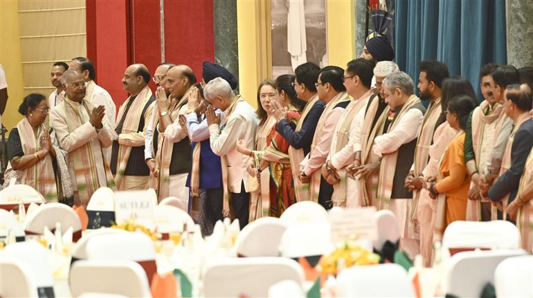 श्रीमती द्रौपदी मुर्मु ने 15 अगस्त, 2026 को नई दिल्ली स्थित राष्ट्रपति भवन में 80वें स्वतंत्रता दिवस समारोह के अवसर पर आयोजित ‘एट होम’ स्वागत समारोह की मेजबानी की।