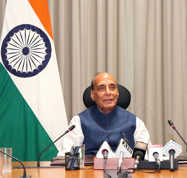 केंद्रीय रक्षा मंत्री श्री राजनाथ सिंह 18 अगस्त, 2026 को नई दिल्ली में एक कार्यक्रम के दौरान राष्ट्रीय कैडेट कोर (एनसीसी) की एक प्रमुख साहसिक गतिविधि, ऑल इंडिया गर्ल्स हाई एल्टीट्यूड लॉन्ग ट्रेक 'अपराजिता - परांग ला 2026' में भाग लेने वाली गर्ल्स कैडेट्स को संबोधित करते हुए।
