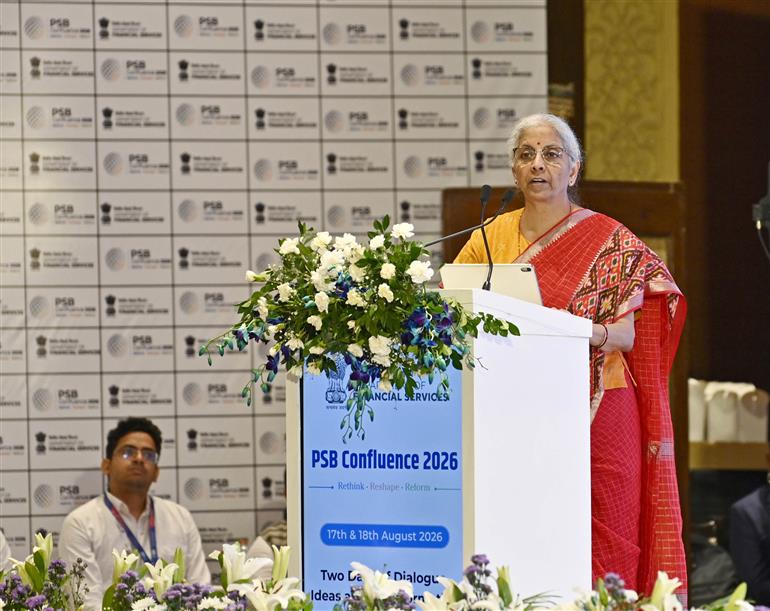 केंद्रीय वित्त एवं कॉर्पोरेट कार्य मंत्री श्रीमती निर्मला सीतारमण 18 अगस्त, 2026 को नई दिल्ली में पीएसबी कॉन्फ्लुएंस 2026 कार्यक्रम को संबोधित करती हुईं।