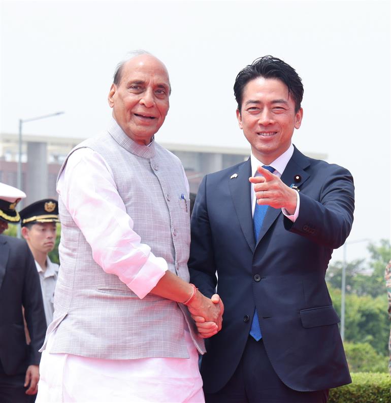 केंद्रीय रक्षा मंत्री श्री राजनाथ सिंह 20 अगस्त 2026 को नई दिल्ली के मानेकशॉ सेंटर में द्विपक्षीय बैठक से पहले जापान के रक्षा मंत्री श्री शिंजिरो कोइज़ुमी का स्वागत करते हुए।