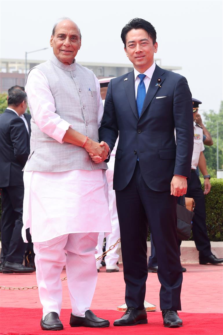 केंद्रीय रक्षा मंत्री श्री राजनाथ सिंह 20 अगस्त 2026 को नई दिल्ली के मानेकशॉ सेंटर में द्विपक्षीय बैठक से पहले जापान के रक्षा मंत्री श्री शिंजिरो कोइज़ुमी का स्वागत करते हुए।