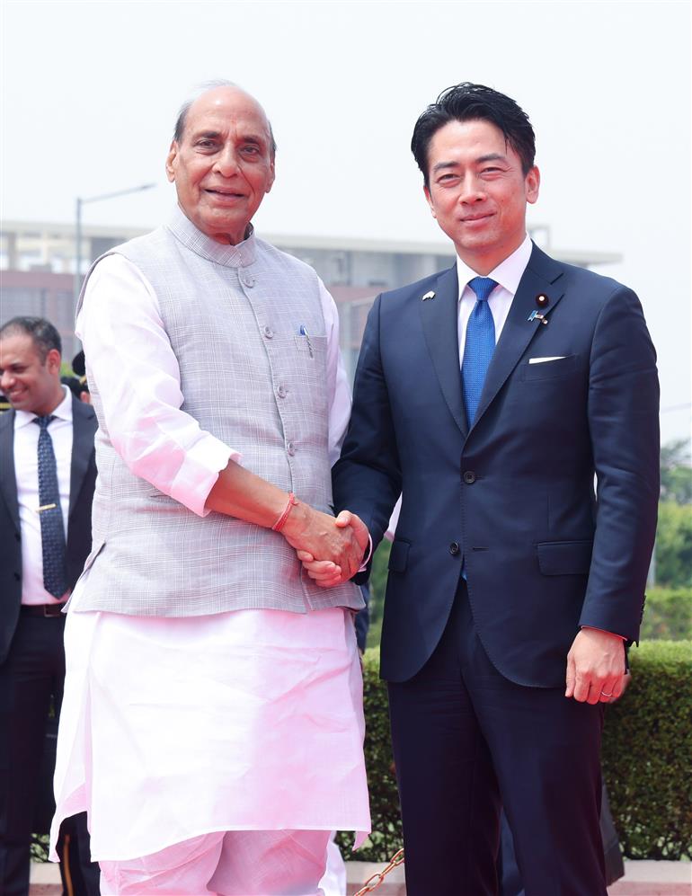 केंद्रीय रक्षा मंत्री श्री राजनाथ सिंह 20 अगस्त 2026 को नई दिल्ली के मानेकशॉ सेंटर में द्विपक्षीय बैठक से पहले जापान के रक्षा मंत्री श्री शिंजिरो कोइज़ुमी का स्वागत करते हुए।