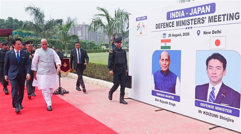 केंद्रीय रक्षा मंत्री श्री राजनाथ सिंह 20 अगस्त, 2026 को नई दिल्ली के मानेकशॉ सेंटर में द्विपक्षीय बैठक से पहले जापान के रक्षा मंत्री श्री शिंजिरो कोइज़ुमी के साथ। 