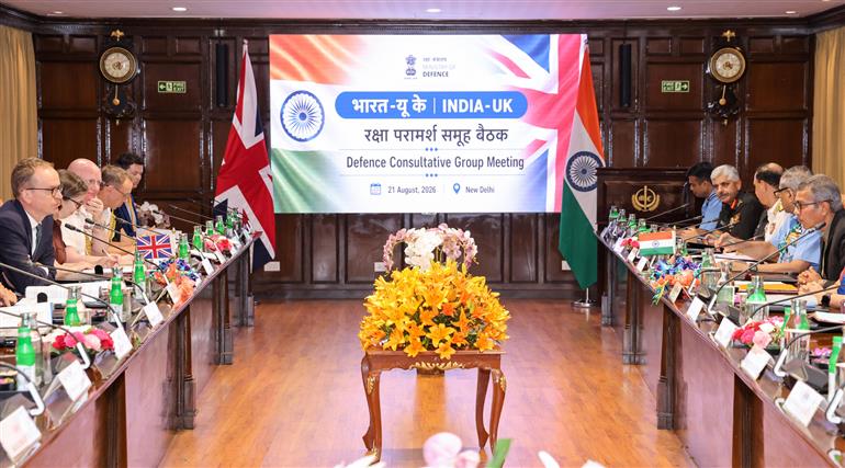 रक्षा सचिव श्री राजेश कुमार सिंह 21 अगस्त, 2026 को नई दिल्ली में यूके के रक्षा विभाग के स्थायी अवर सचिव श्री जेरेमी पोकलिंगटन के साथ 25वीं भारत-यूके रक्षा परामर्श समूह (डीसीजी) की बैठक की सह-अध्यक्षता करते हुए।