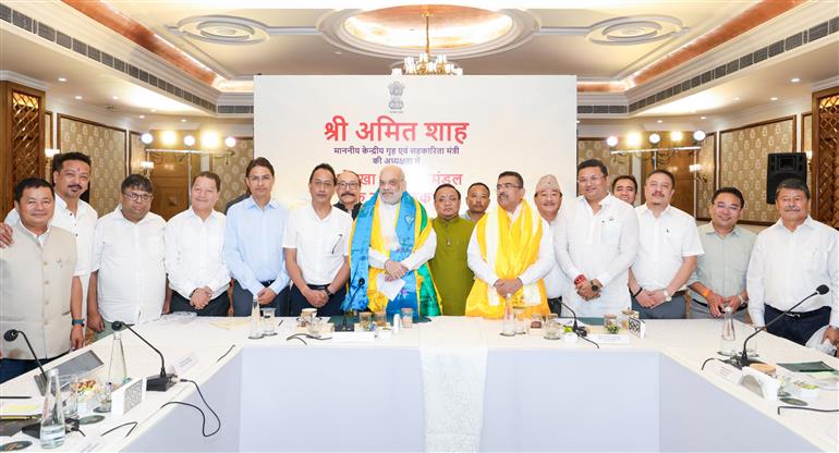 केंद्रीय गृह एवं सहकारिता मंत्री श्री अमित शाह की अध्यक्षता और पश्चिम बंगाल के मुख्यमंत्री श्री शुभेन्दु अधिकारी की उपस्थिति में 22 अगस्त 2026 को सिलीगुड़ी में विभिन्न हितधारकों और पश्चिम बंगाल के पहाड़ी क्षेत्र के प्रतिनिधियों के साथ एक बैठक हुई।